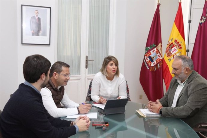 La alcaldesa de Cartagena, Noelia Arroyo, reunida con el presidente de la Federación de Cofradías de Pescadores de la Región, Bartolomé Navarro