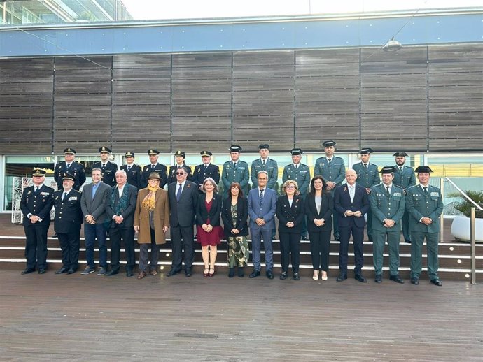 La subdelegada del Gobierno de España en la provincia de Cádiz, Blanca Flores, junto a las personas y entidades reconocidas con motivo del aniversario de la Constitución Española.