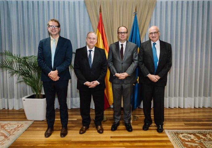 Foto de familia de la reunión entre los responsables de Roche Farma y el ministro de Industria y Turismo, Jordi Hereu.