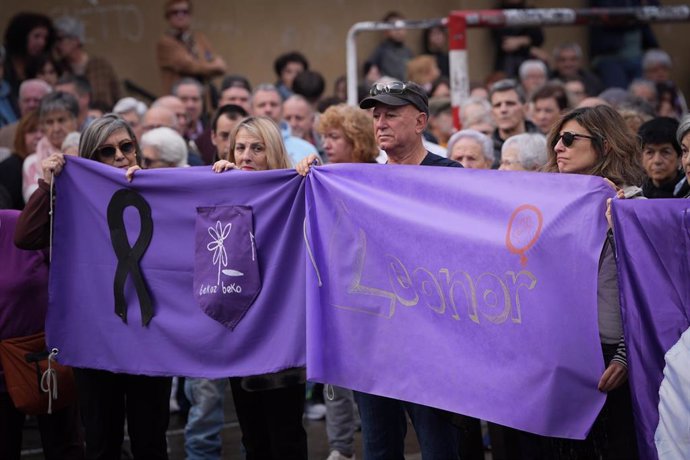 Varias personas durante una concentración en Pasaia en rechazo del asesinato de una mujer a manos de su expareja