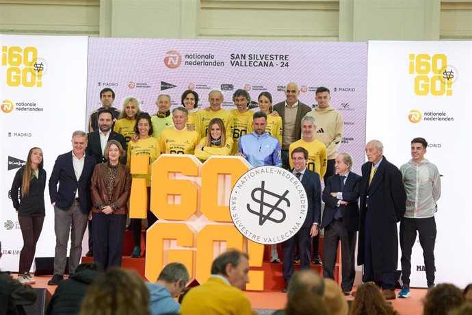 Foto de familia durante la presentación oficial del 60 aniversario de la Nationale-Nederlanden San Silvestre Vallecan, en la Galería de Cristal del Ayuntamiento de Madrid.