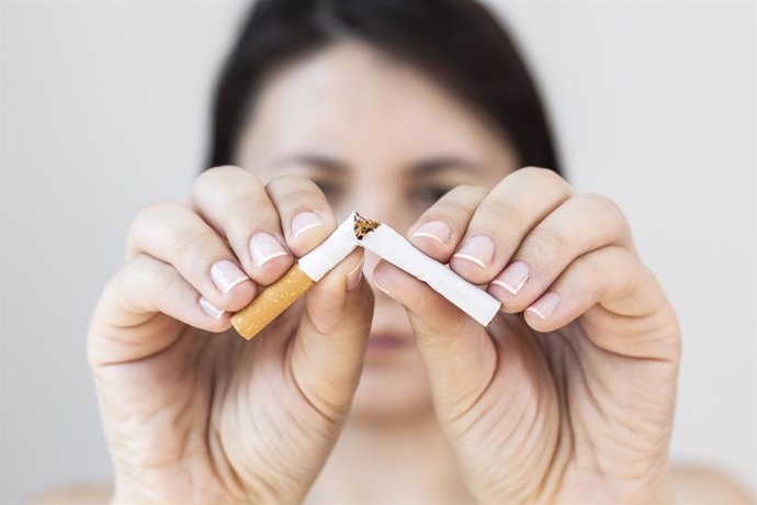 Archivo - Imagen de archivo de una mujer rompiendo un cigarrillo. 