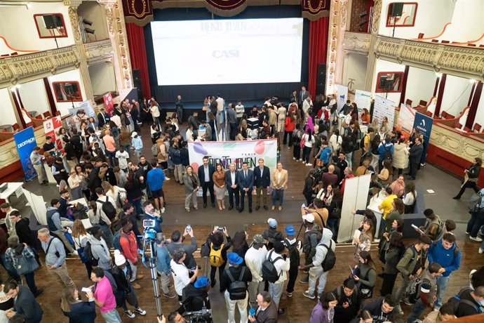 El Teatro Cervantes acoge a más de 400 jóvenes en la Feria de Empleo Talento Joven en Almería.