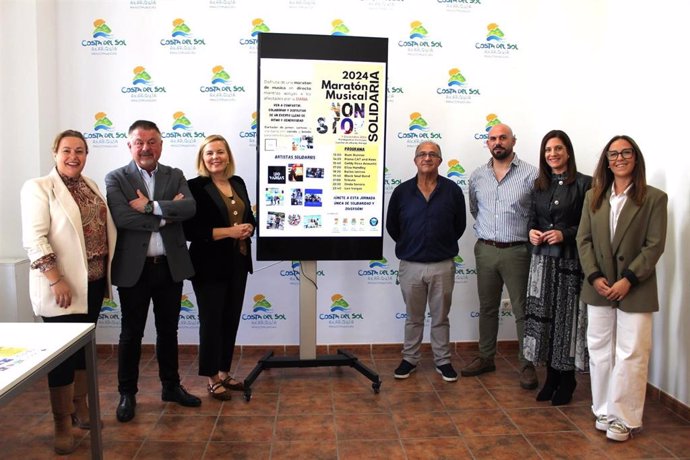 El presidente de la Mancomunidad de Municipios de la Costa del Sol Axarquía, Jorge Martín; la alcaldesa de Canillas de Albaida, Encarnación Pareja; la de Árchez, Mari Carmen Moreno y la de Cómpeta, Rosa Luz han presentado el maratón.