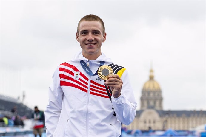 Archivo - Gold medalist Remco Evenepoel (BEL) poses on the podium during the Men's Individual Time Trial on day one of the Olympic Games Paris 2024 at Pont Alexandre III during the Paris 2024 Olympics Games on july 27, 2024, in Paris, Spain.