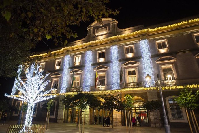 Archivo - El Palacio Provincial de la Diputación de Cádiz iluminado en la Navidad de 2023.  