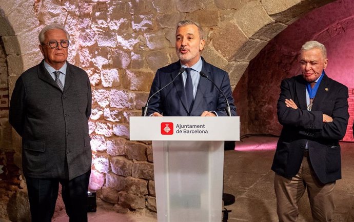 El alcalde de Barcelona, Jaume Collboni, en la recepción oficial de la Cumbre en el Museo Picasso, junto a Joan Clos y  Ramón Riera