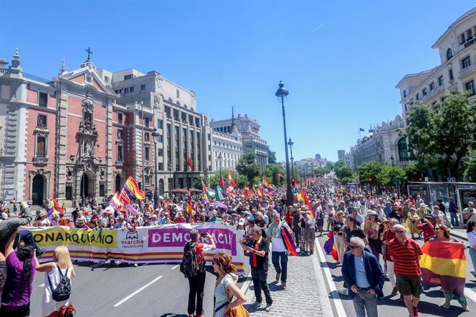 Archivo - Cientos de personas durante una marcha contra la monarquía, a 16 de junio de 2024, en Madrid (España). 