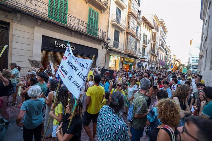 Archivo - Decenas de personas durante una manifestación anti turística convocada por la plataforma 'Menys Turisme, Més Vida'.