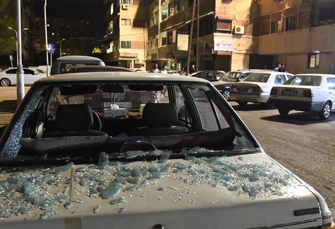 Archivo - DAMASCUS, Oct. 1, 2024  -- A damaged car is seen as a result of an Israeli aerial assault in the Mazzeh Villas area west of Damascus, Syria, Oct. 1, 2024. According to the Syrian Defense Ministry, the attack have resulted in the deaths of three 