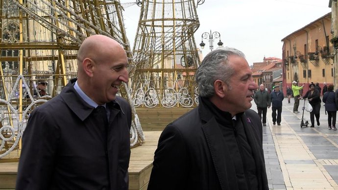 El alcalde de León, José Antonio Diez, junto al delegado del Gobierno en Castilla y León, Nicanor Sen, este martes en León.