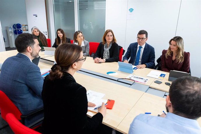 El consejero de Obras Públicas, Vivienda y Movilidad del Gobierno de Canarias, Pablo Rodríguez, con la directora de Mercados de Carbono y Movilidad Limpia de la Dirección General de Movilidad de la Comisión Europea (DG CLIMA), Beatriz Yordi