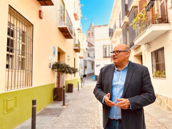 El alcalde de Vélez-Málaga, Jesús Lupiáñez, ha comparecido en las puertas de la oficina del centro histórico para subrayar el trabajo que está llevando a cabo el equipo de gobierno para revitalizar una de las zonas más emblemáticas del municipio