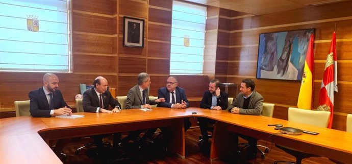 El consejero de Sanidad, Alejandro Vázquez, se reúne con el alcalde de Madrigal de las Altas Torres (Ávila), Jesús del Campo; el presidente de la Mancomunidad, Félix Álvarez, y el delegado territorial, José Francisco Hernández, entre otras autoridades.