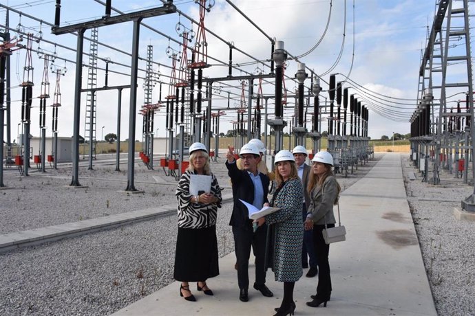 La delegada de la Junta de Andalucía en la provincia de Cádiz, Mercedes Colombo, en una visita a las nuevas instalaciones de la línea eléctrica el Zumajo-Puerto Real de 220 kV