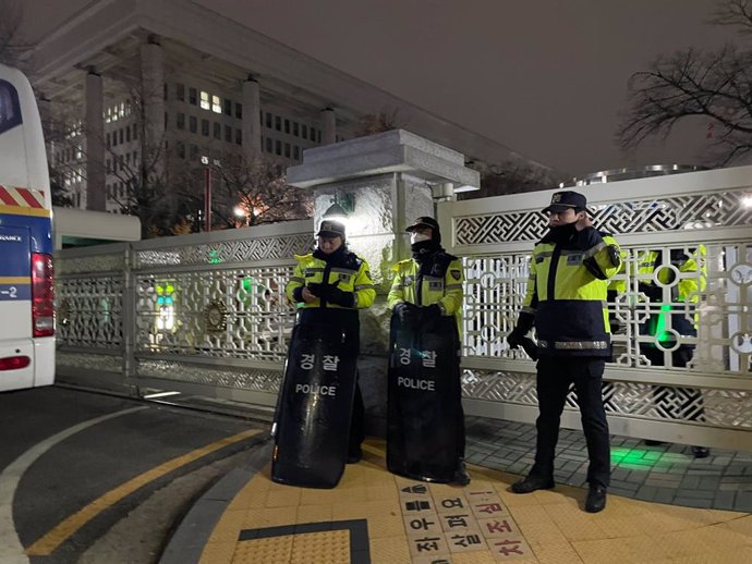 Policies sud-coreans custodien la porta del Parlament després que el president Yoon declarara la llei marcial