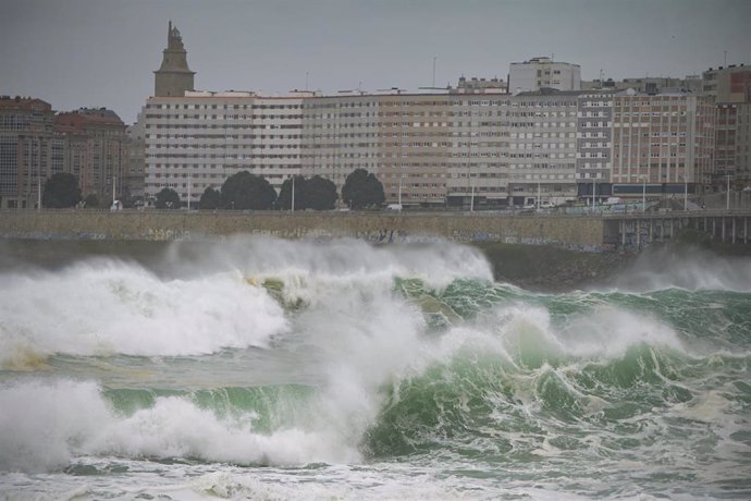 Archivo - Fuertes vientos y  oleaje en A Coruña, a 8 de enero de 2022, en A Coruña, Galicia, (España).