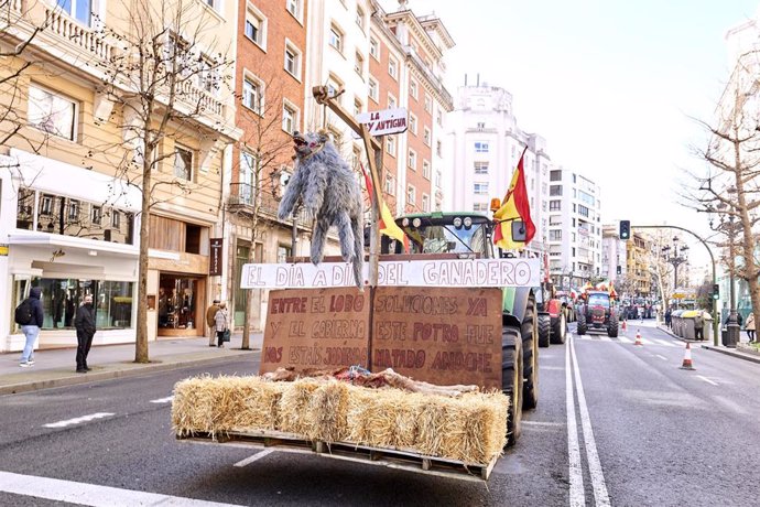 Archivo - Imagen de archivo de tractores en una protesta en el centro de Santander