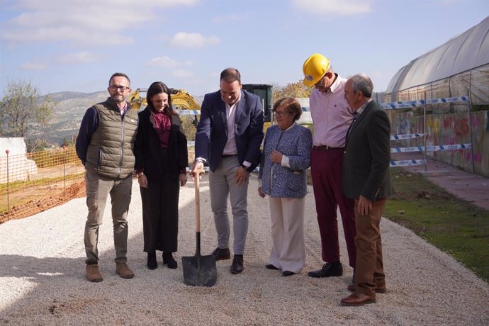 Dolores Sánchez (3ª dcha.) en el acto de inicio de las obras del nuevo Centro de Día de la Asociación Albasur en Priego de Córdoba.