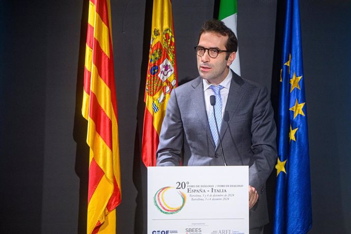 El ministro de Economía, Comercio y Empresa de España, Carlos Cuerpo, durante la sesión del 20 Foro de Diálogo España-Italia, en la sede de Foment del Treball, a 3 de diciembre de 2024, en Barcelona, Catalunya (España). La XX edición del Foro de Diálogo E