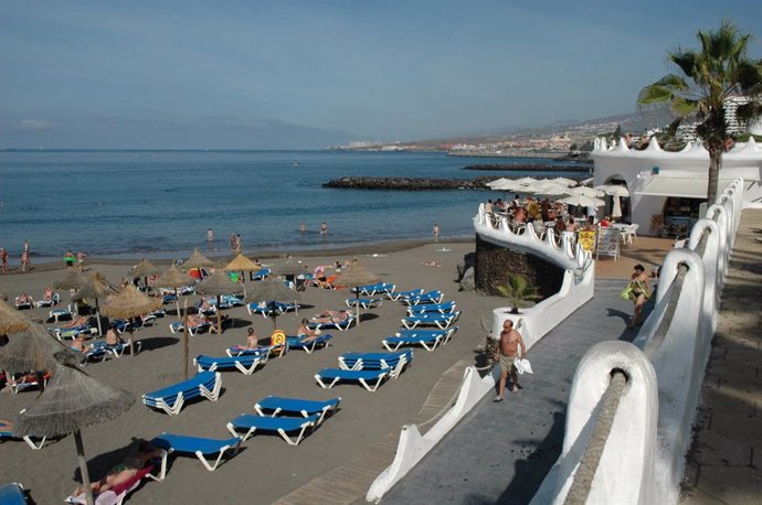 Archivo - Turistas en una playa de Tenerife.