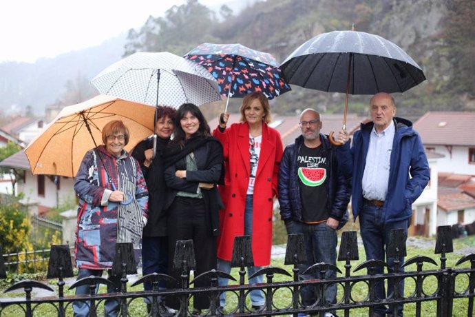 La diputada del Grupo Mixto, Covadonga Tomé, con Laura Tuero;  Miguel Fernández, Menchu Arias y Carmen Fernández (La Pudinga) y Manuel Vicente (Plataforma Salvemos el Sanatorio).