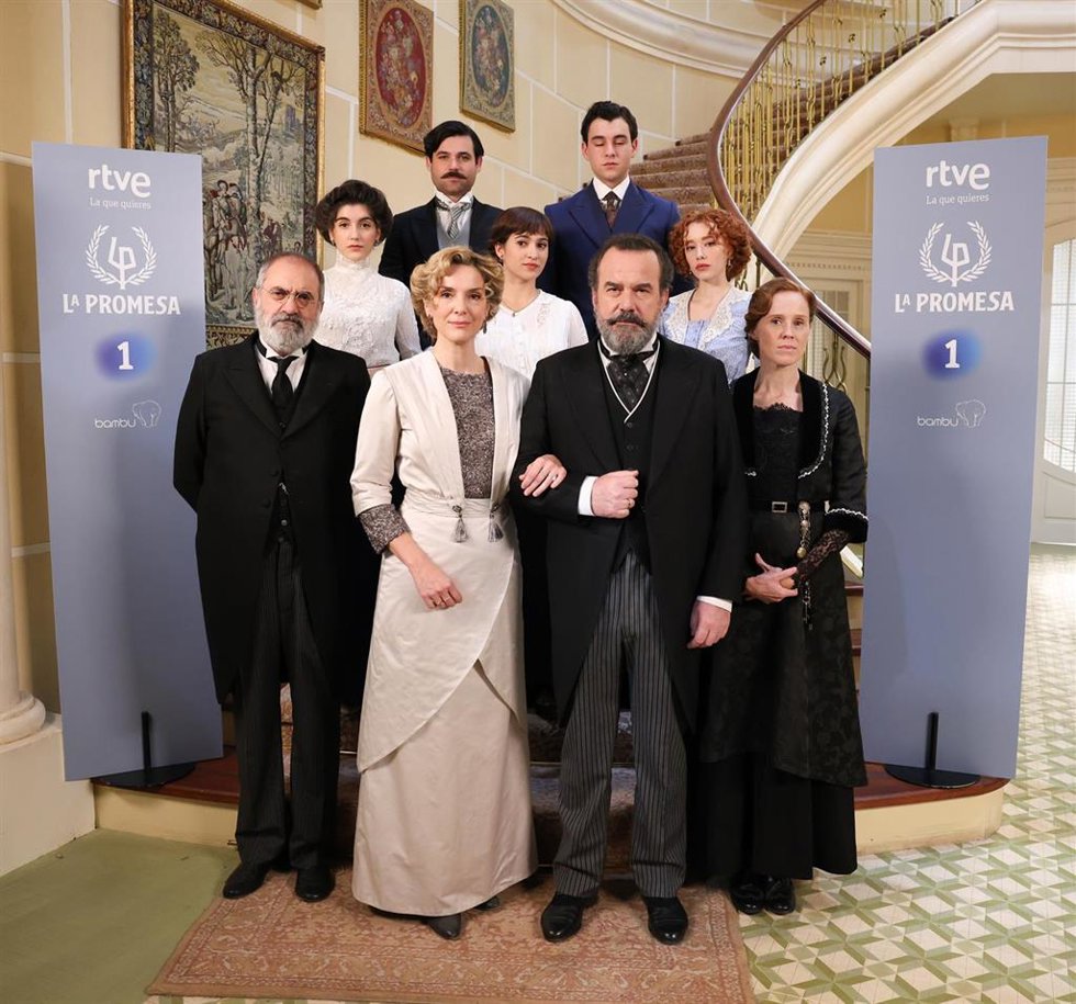 Archivo - Parte del elenco posa durante el evento exclusivo de presentación de La Promesa, la nueva serie de RTVE, a 10 de enero de 2023, en Madrid (España). La Promesa es una coproducción entre RTVE y STUDIOCANAL en colaboración con Bambú Produccio
