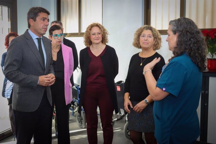 El president de la Generalitat, Carlos Mazón, visita el centre de dia Alcer Turia a Torrent