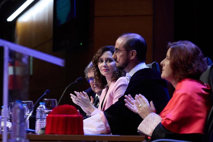 Archivo - La presidenta de la Comunidad de Madrid, Isabel Díaz Ayuso y el rector de la Universidad Carlos III de Madrid, Ángel Arias, durante la apertura del curso de las universidades madrileñas, a 19 de septiembre de 2024, en Getafe, Madrid. 