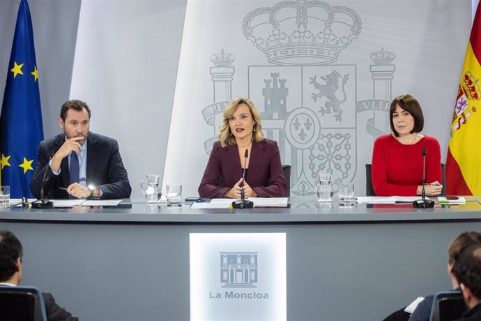 (I-D) El ministro de Transportes y Movilidad Sostenible, Óscar Puente; la ministra de Educación, Formación Profesional y Deportes, Pilar Alegría y la ministra de Ciencia, Innovación y Universidades, Diana Morant, durante una rueda de prensa posterior al C