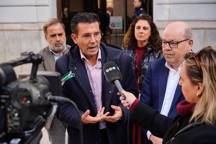 El portavoz del PSOE en el Ayuntamiento de Granada, Paco Cuenca, atiende a los medios en presencia de los concejales Jacobo Calvo, Raquel Ruz y Francisco Herrera