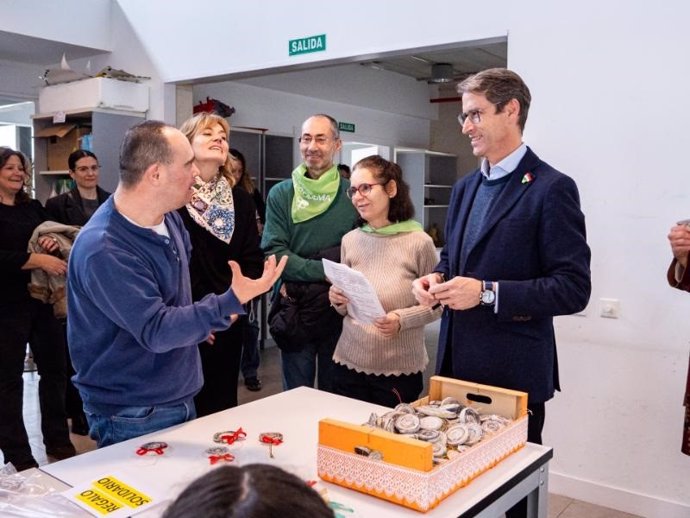 El presidente del Gobierno de La Rioja, Gonzalo Capellán, visita el centro de Asprodema en Nájera