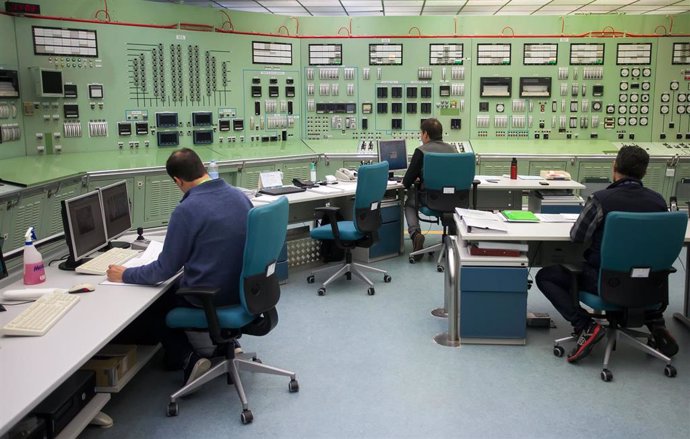 Archivo - Varios empleados trabajan en sala de control de la central nuclear de Santa María de Garoña, a 23 de noviembre de 2023, en Santa María de Garoña, Burgos, Castilla y León (España). 