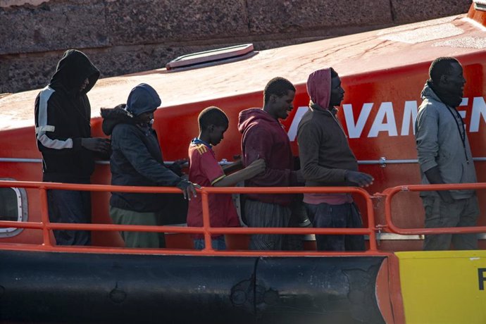 Una lancha de Salvamento Marítimo tras el rescate de un cayuco a su llegada al Puerto de la Restinga, a 3 de diciembre de 2024, en El Hierro, Santa Cruz de Tenerife, Tenerife, Canarias (España).