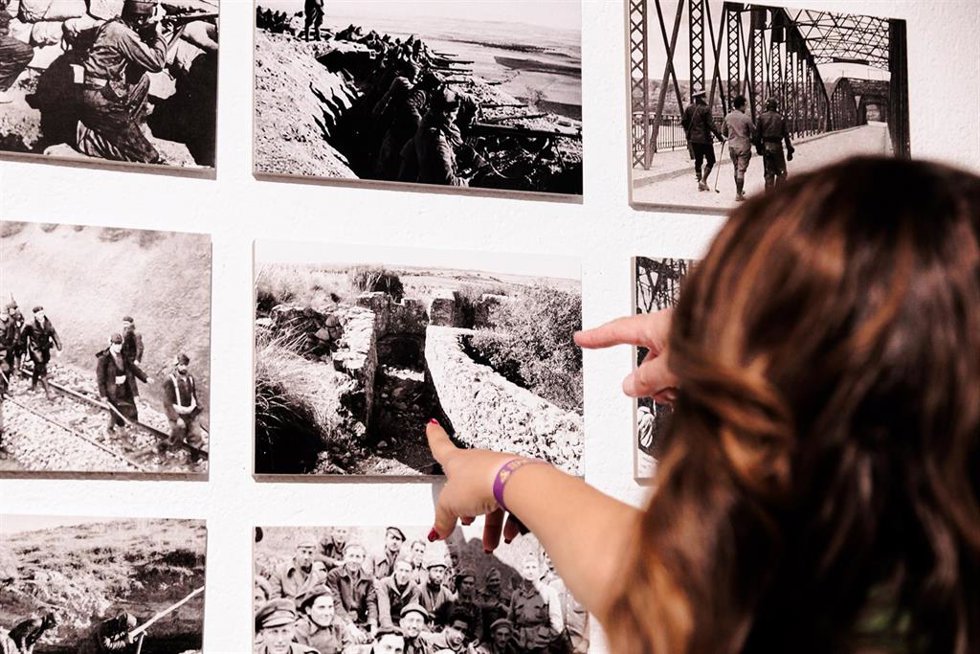 Archivo - Una mujer observa los elementos expuestos en el Museo de Guerra y Posguerra, a 22 de septiembre de 2024, en Morata de Tajuña, Madrid (España).