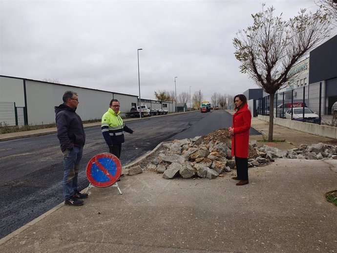 La alcaldesa de Santa María del Páramo (León) este martes en las obras del polígono industrial de la localidad