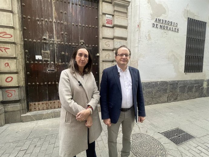 El diputado nacional de Vox por Córdoba, José Ramírez del Río, y la portavoz de Vox en el Ayuntamiento de Córdoba, Paula Badanelli, ante el edificio de la Real Academia.