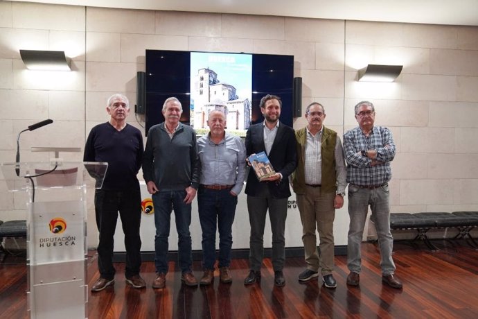 El presidente de la Diputación Provincial de Huesca (DPH), Isaac Claver, ha acompañado a los cinco autores en la presentación del libro "10 comarcas, 100 maravillas que quizá no conoces"