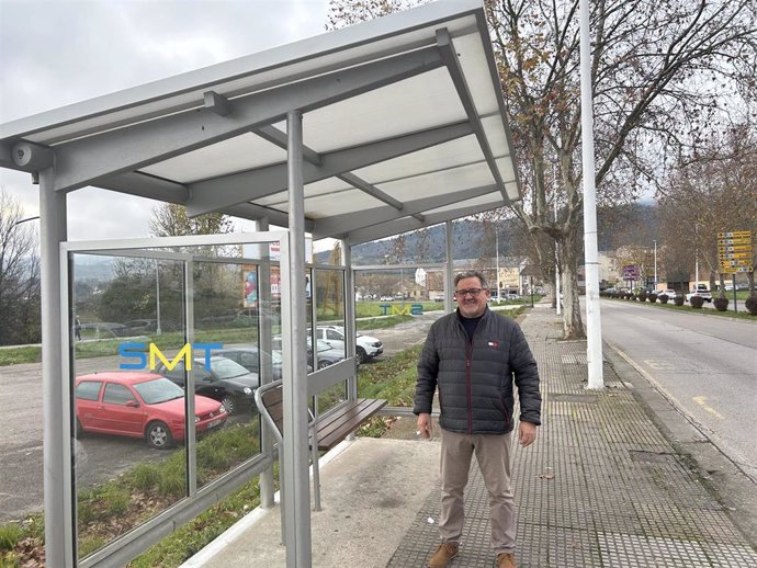 El concejal de Transportes de Ponferrada (León) junto a una de las nuevas marquesinas.