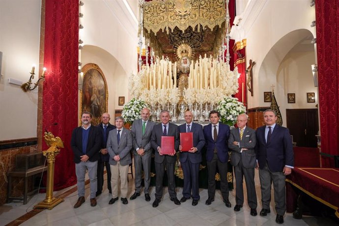 José Luis Sanz con la Hermandad del Santísimo Cristo de la Tres Caídas y Nuestra Señora de la Esperanza de Triana