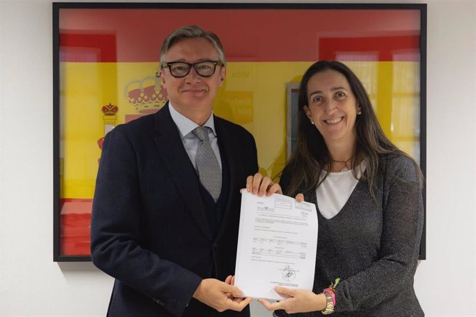 La presidenta de Vox en Córdoba, Paula Badanelli, ha visitado el Parlamento de Andalucía, donde el portavoz del Grupo Parlamentario de Vox, Manuel Gavira, con las enmiendas presentadas para Córdoba al presupuesto para 2025 de la Junta.