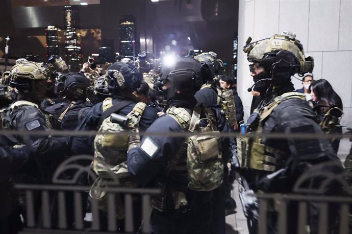 04 December 2024, South Korea, Seoul: Soldiers prepare to enter the main hall of the National Assembly following the South Korean President Yoon Suk Yeol declaration of emergency martial law, citing the need to root out pro-North Korean forces and uphold 