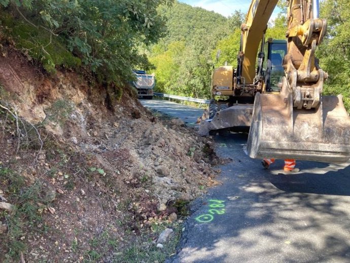 Avanzan las obras de mejora de la LR-454 en Gallinero de Cameros con el asfaltado de la calzada