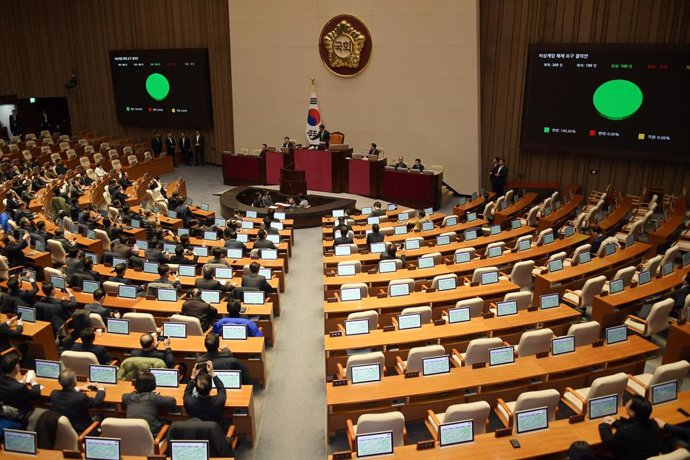 04 December 2024, South Korea, Seoul: Ruling and opposition lawmakers unanimously vote in favor of a resolution urging the president to withdraw martial law during an emergency plenary session. South Korea's President Yoon Suk Yeol had declared martial la