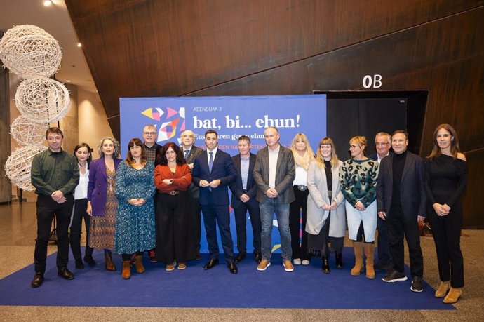 Asistentes al acto organizado para conmemorar el Día Internacional del Euskera, en el Palacio Euskalduna de Bilbao