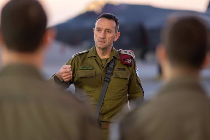 Archivo - NEVATIM AIR FORCE BASE, April 15, 2024  -- Herzi Halevi, chief of staff of the Israel Defense Forces, speaks during a meeting with pilots at the Nevatim Air Force base in southern Israel, on April 15, 2024. Herzi Halevi stated on Monday that a r