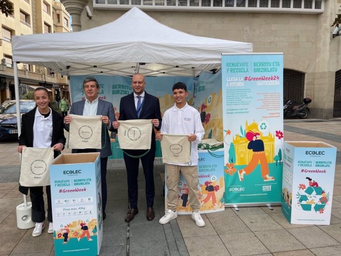 Punto informativo en Vitoria-Gasteiz para concienciar sobre el reciclaje de residuos electrónicos