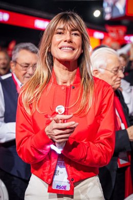 La esposa del presidente del gobierno Begoña Gómez durante la clausura del 41º Congreso Federal del PSOE en el Palacio de Congresos y Exposiciones.