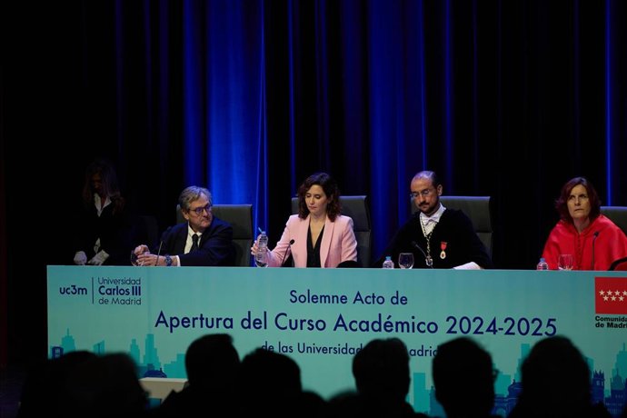 Archivo - La presidenta de la Comunidad de Madrid, Isabel Díaz Ayuso, y el rector de la Universidad Carlos III de Madrid, Ángel Arias, durante la apertura del curso académico 2024/25 de las universidades madrileñas, a 19 de septiembre de 2024, en Getafe