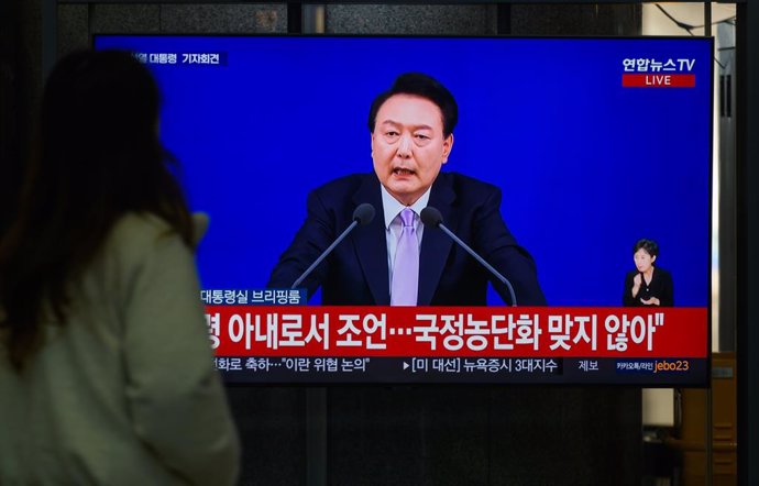 November 7, 2024, Seoul, South Korea: A 24-hour Yonhapnews TV broadcast at Yongsan Railway Station in Seoul live broadcast show South Korean President Yoon Suk Yeol answers a reporters' question during a news conference at the Presidential Office in Seoul